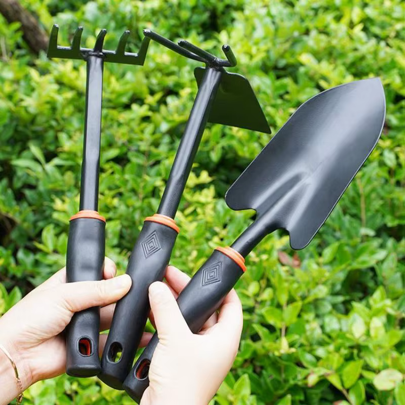 Jardin. Outil de jardinage : mini pelle