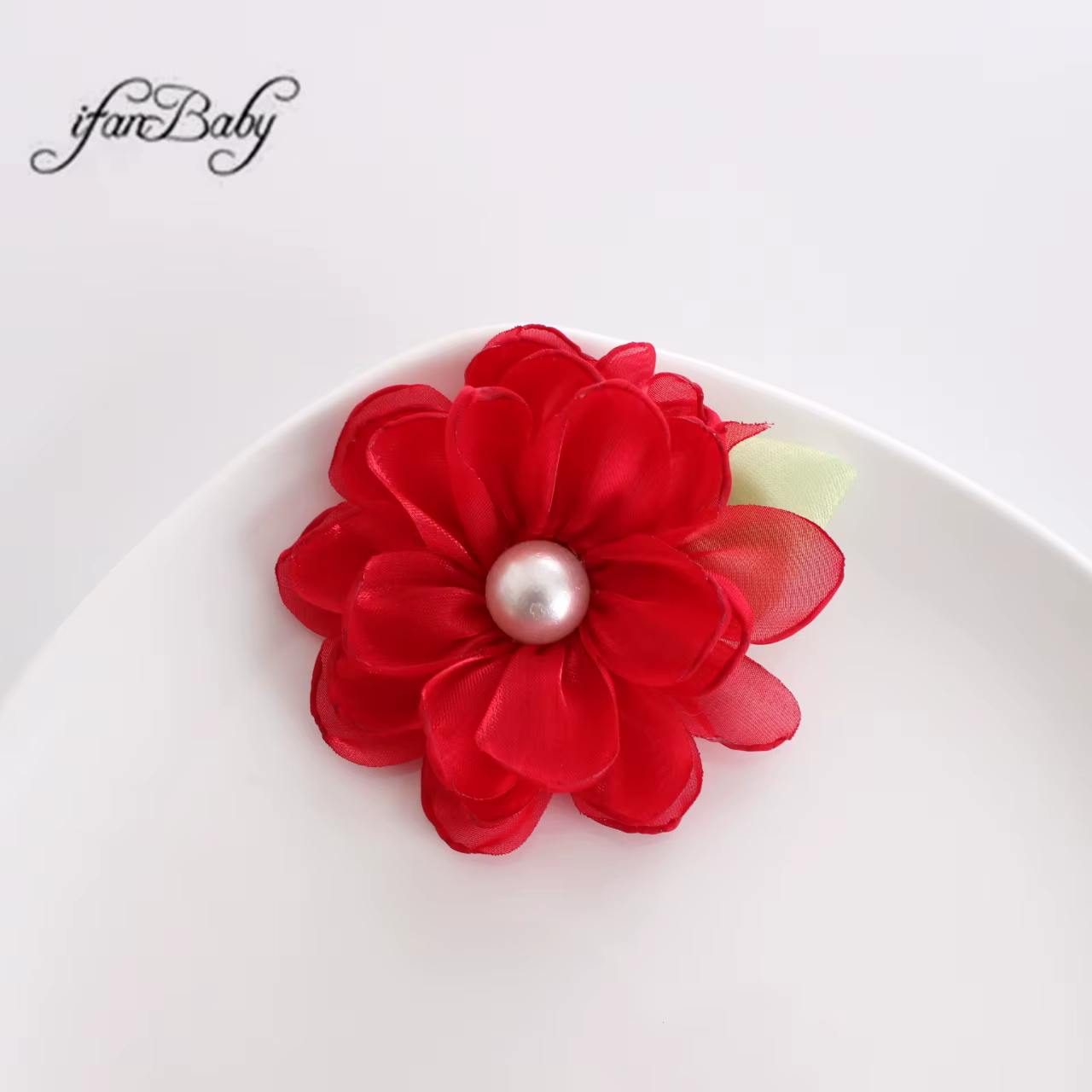 Fleurs en tissu avec centre perlé
