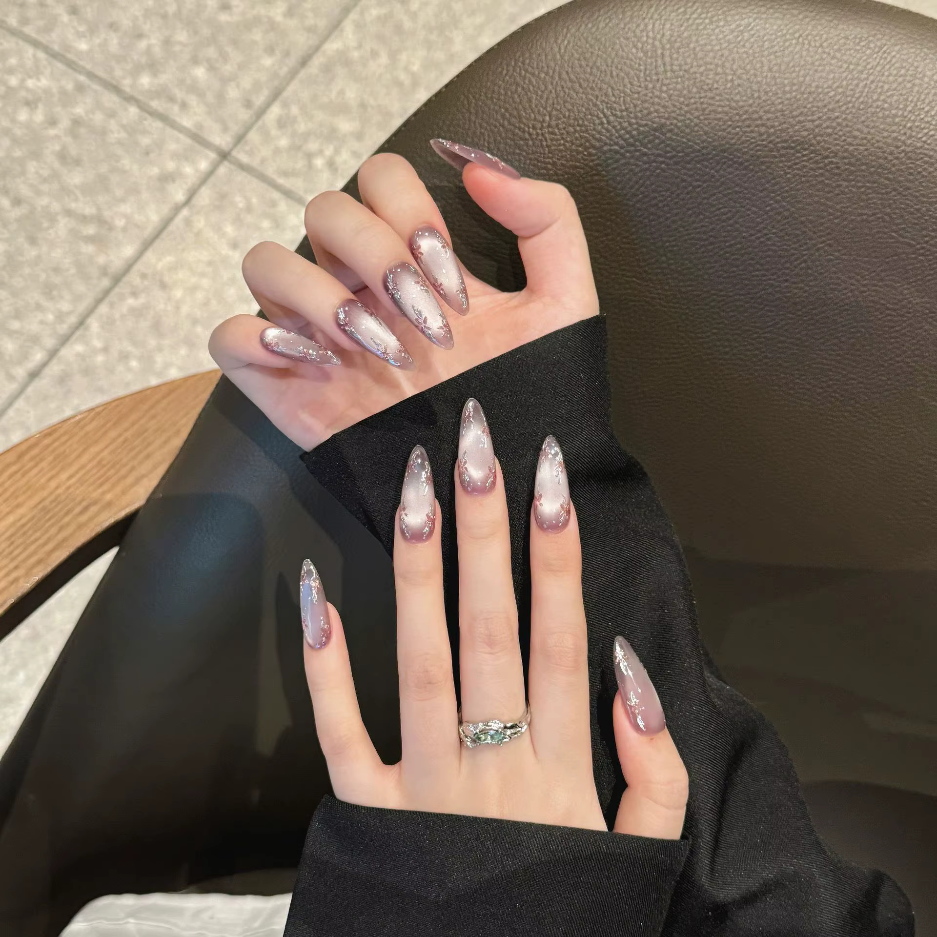 Presse faite à la main sur les ongles fleurs peintes à la main faux ongles couverture complète portable brillant violet oeil de chat amande faux ongles patchs