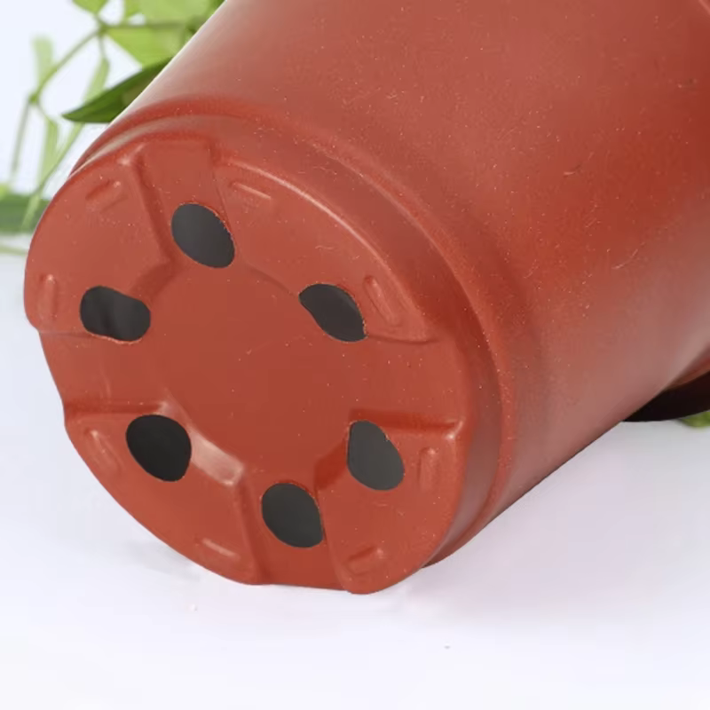 Pots de fleurs en plastique simples