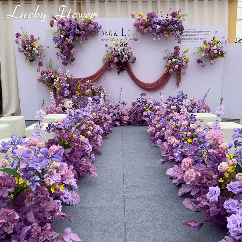 Décoration de mariage en plein air blanche/violette