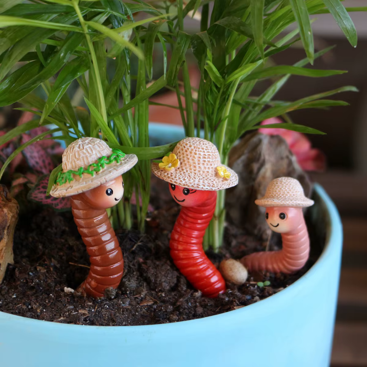 Décorations de pot de fleurs en forme de ver de terre portant un chapeau