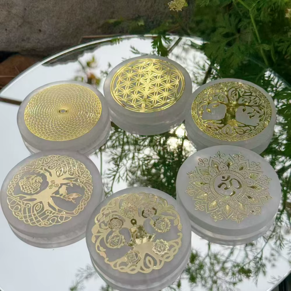 Plaque de Recharge en Sélénite Naturelle avec Symbole Om Arbre de Vie Géométrie Sacrée Dorée pour la Purification des Cristaux et la Guérison Énergétique