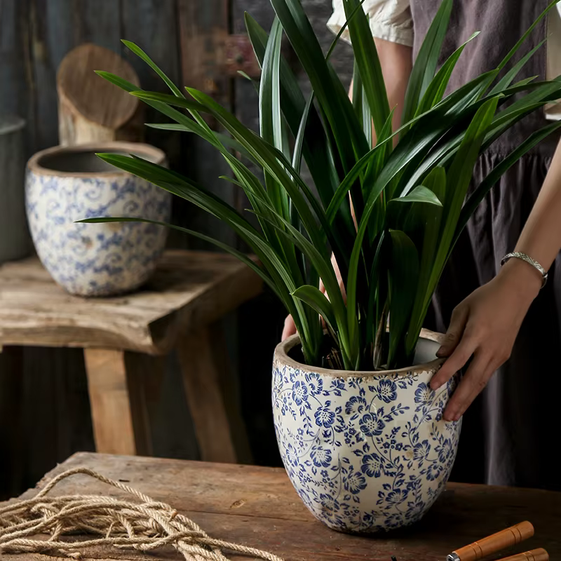 Pot de fleur en céramique de poterie bleue et blanche antique chinoise