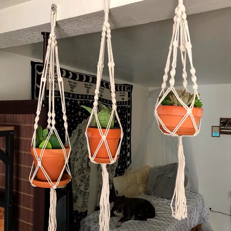 Panier suspendu de plantes en macramé fait à la main