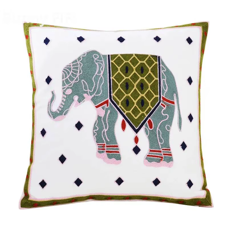 Housse de coussin brodée à motif floral