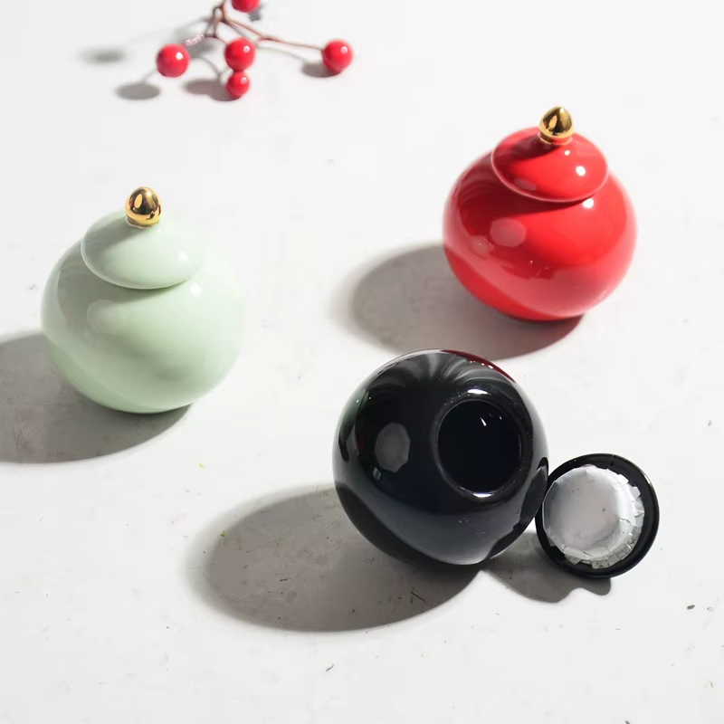 Mini pot rond en céramique peint en or