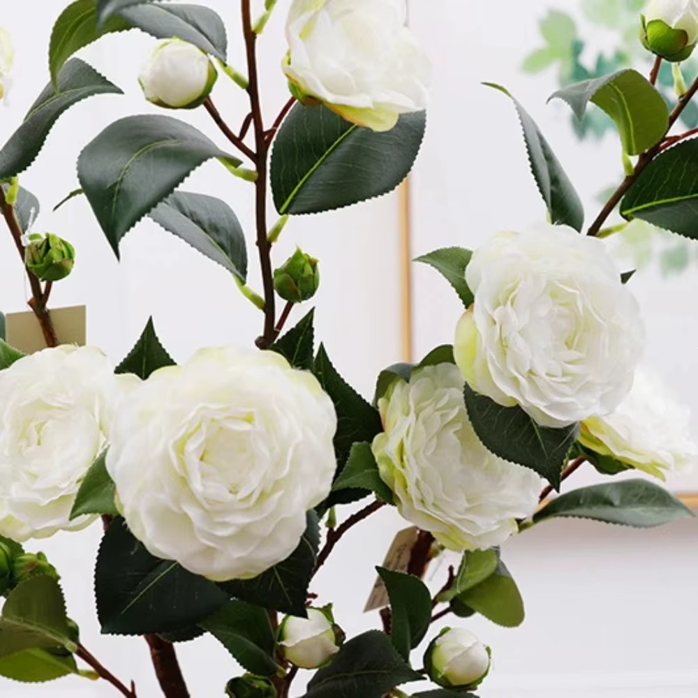 Fleur de camélia artificielle à feuilles vertes