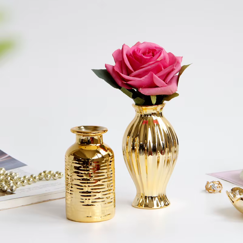 Petit Vase en céramique gaufrée de style européen doré avec motifs floraux – Porte-fleurs de bureau et ornement de décoration européenne pour la maison
