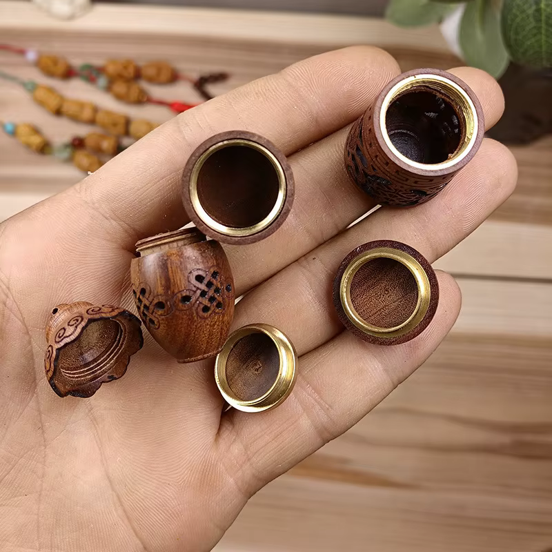 Bouteille d'aromathérapie sculptée en bois