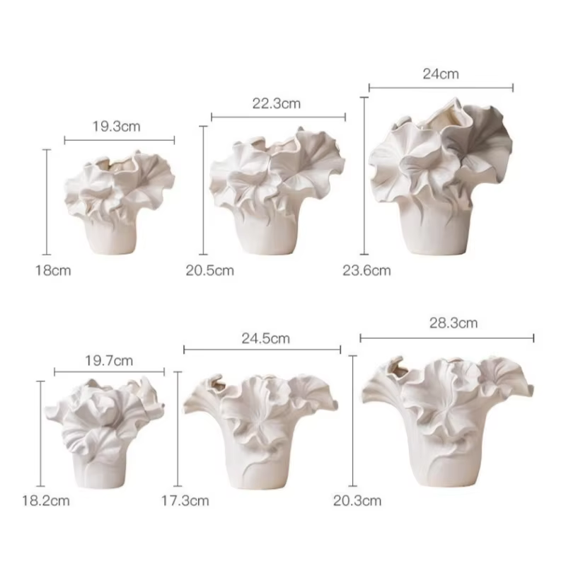 Vase en céramique plissé de pétales fait à la main