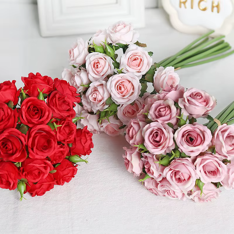 18 roses individuelles dans un bouquet
