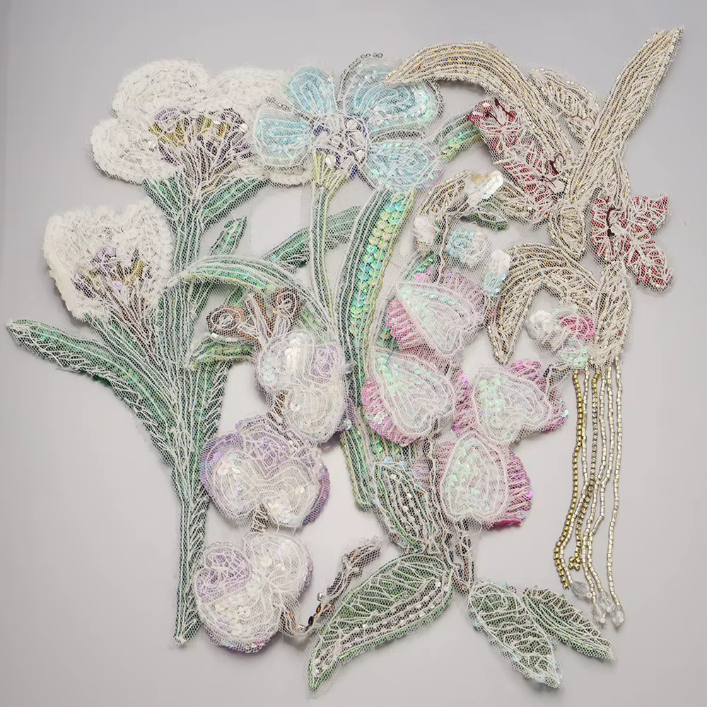 Fleur violette perlée en strass 3D faite à la main