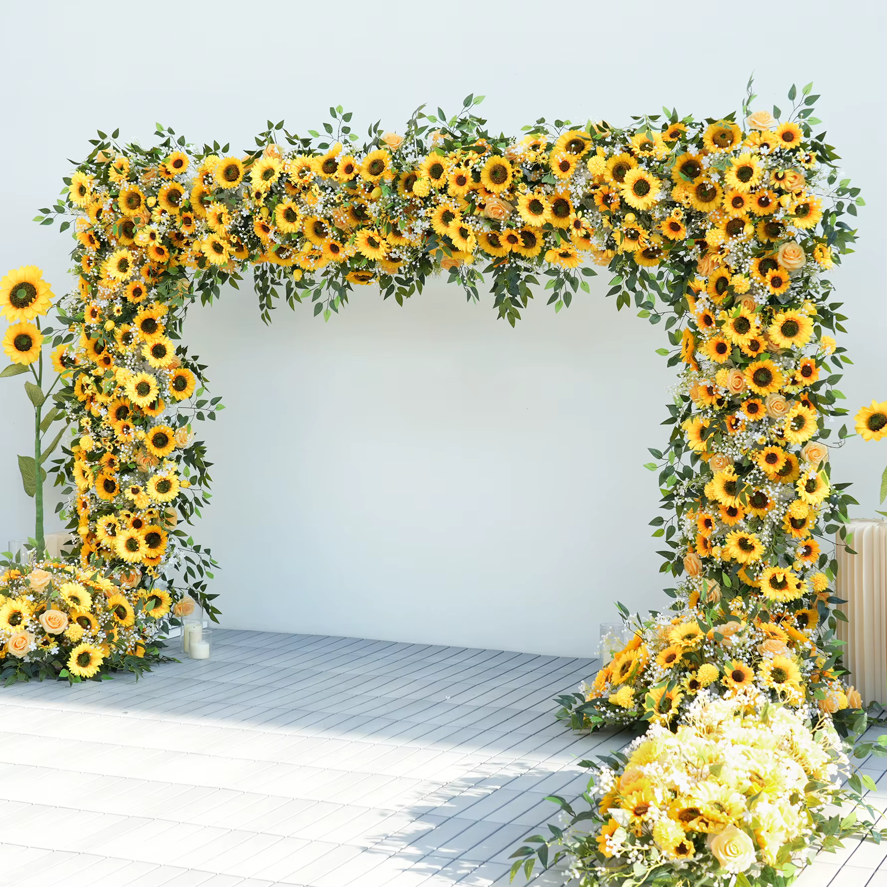 XUELY X9196 Composition florale artificielle de tournesols et verdure pour toile de fond de mariage