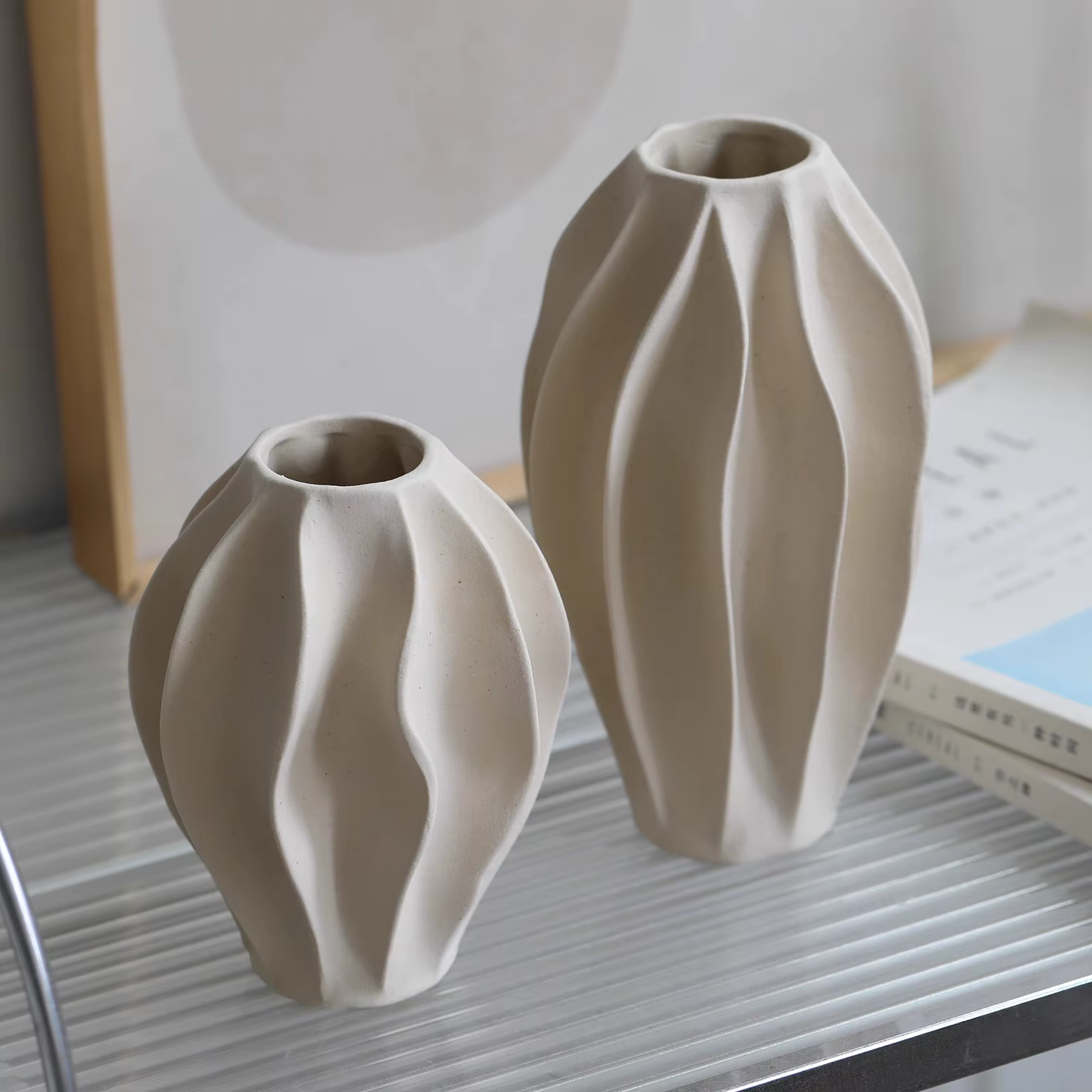 Vase en céramique beige au design haut de gamme et au style luxueux