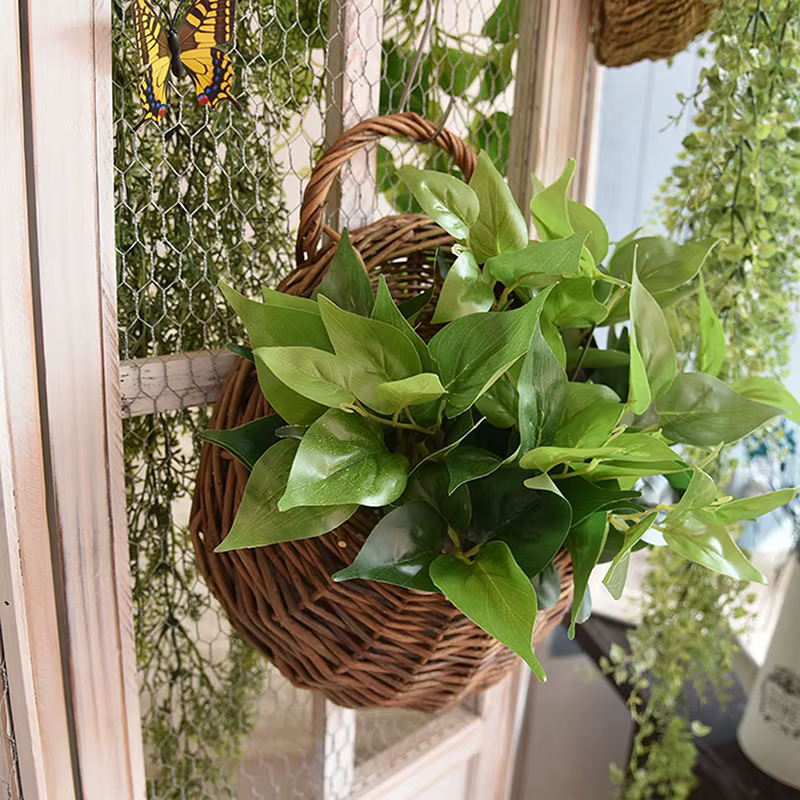 User inière de fleurs en rotin faite à la main pour la décoration intérieure