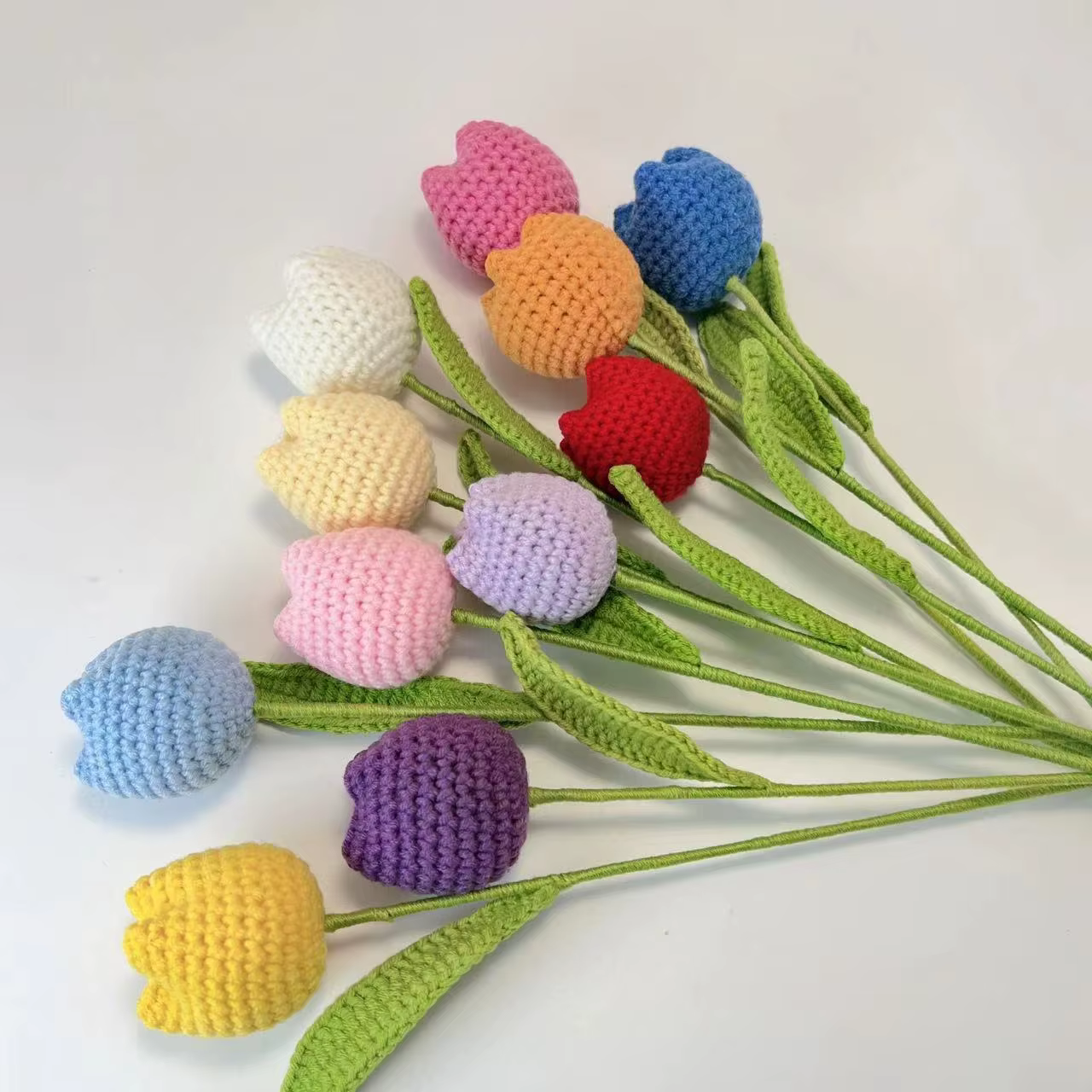 Bouquet de tulipes de fleurs tricotées
