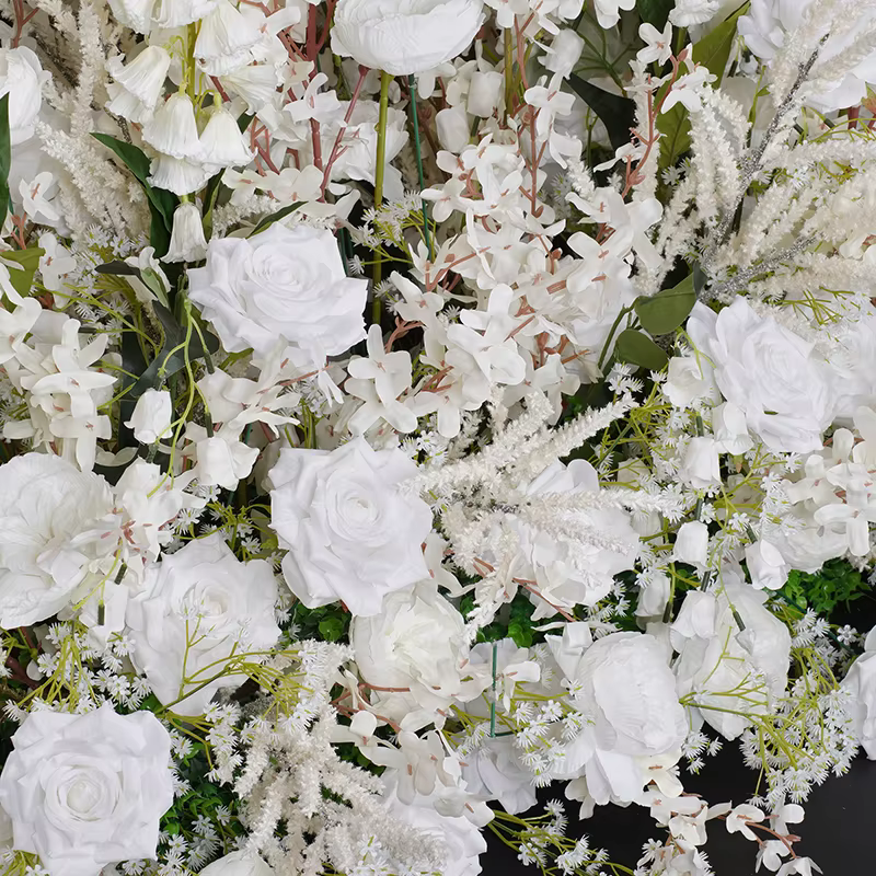 Rangée de fleurs de sol d'allée blanche de luxe