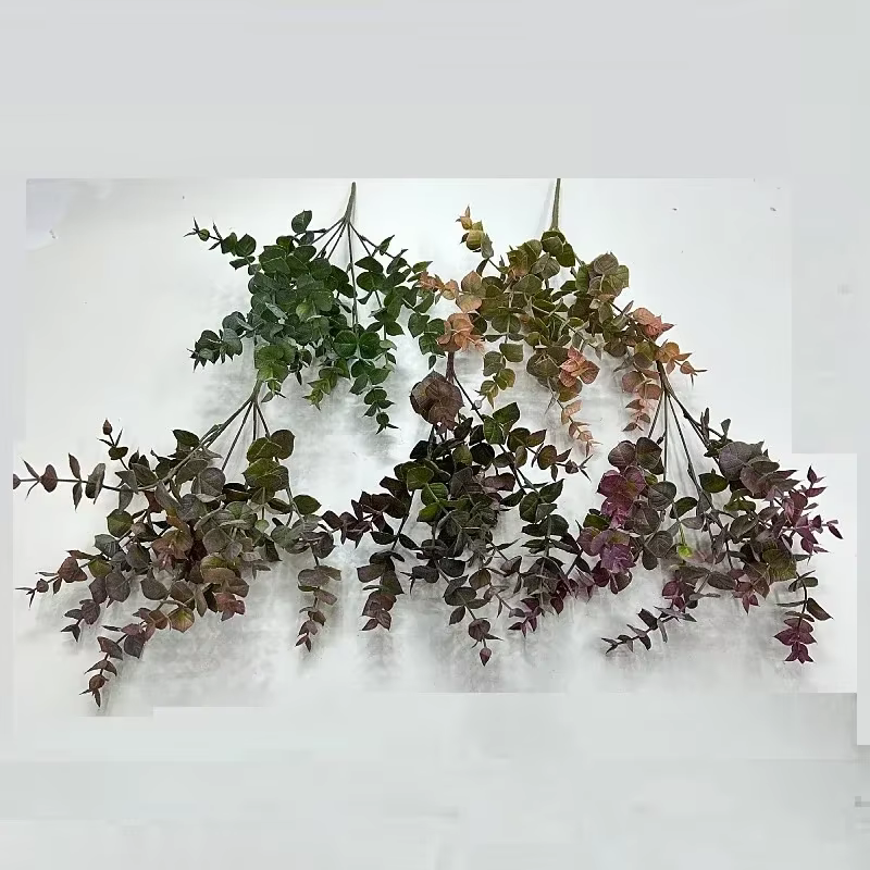 Simulation de plantes vertes en plastique d'eucalyptus