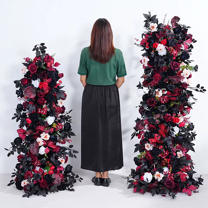 Rangée de fleurs de roses de palmier noir bordeaux
