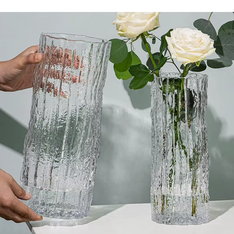 Vase en verre transparent plissé en forme de cylindre