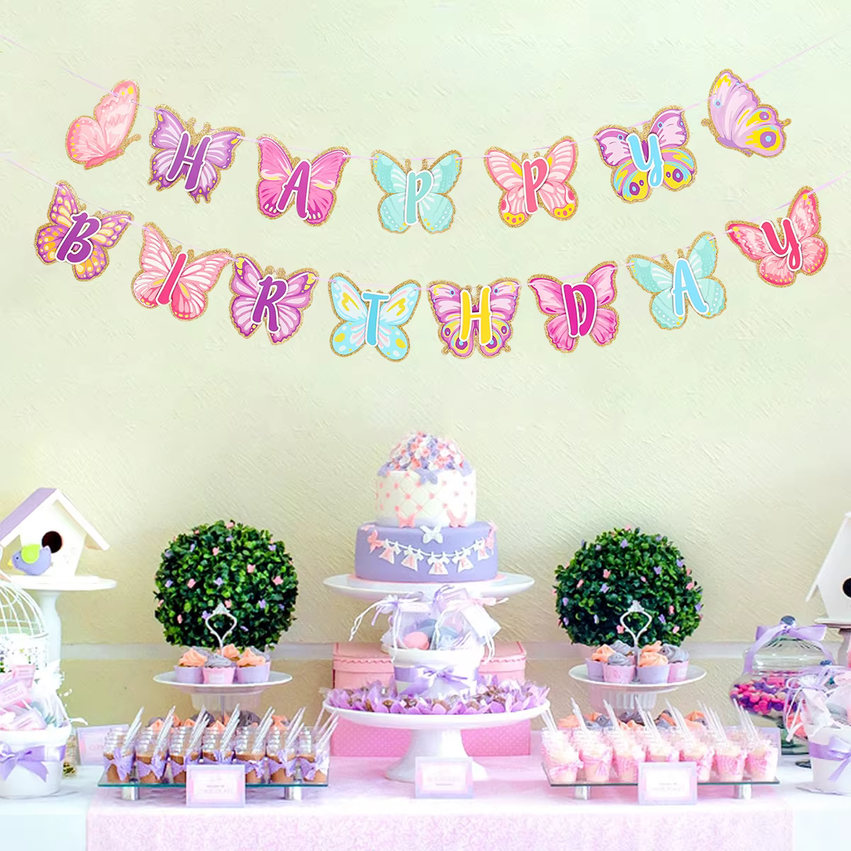 Bannière rose Joyeux Anniversaire avec guirlandes suspendues en forme de papillons dansants, décorations de fête pour le 1er anniversaire de princesse
