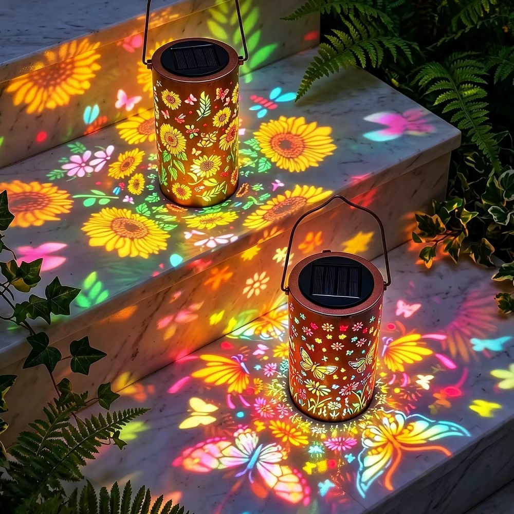 Lanterne solaire suspendue en métal avec projection de colibris et tournesols colorés pour la décoration extérieure de table, jardin, patio et cour