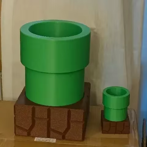 Pots de fleurs cannibales pour tuyaux d'eau
