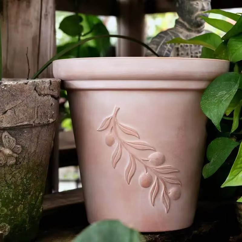 Pot de fleur en poterie rouge