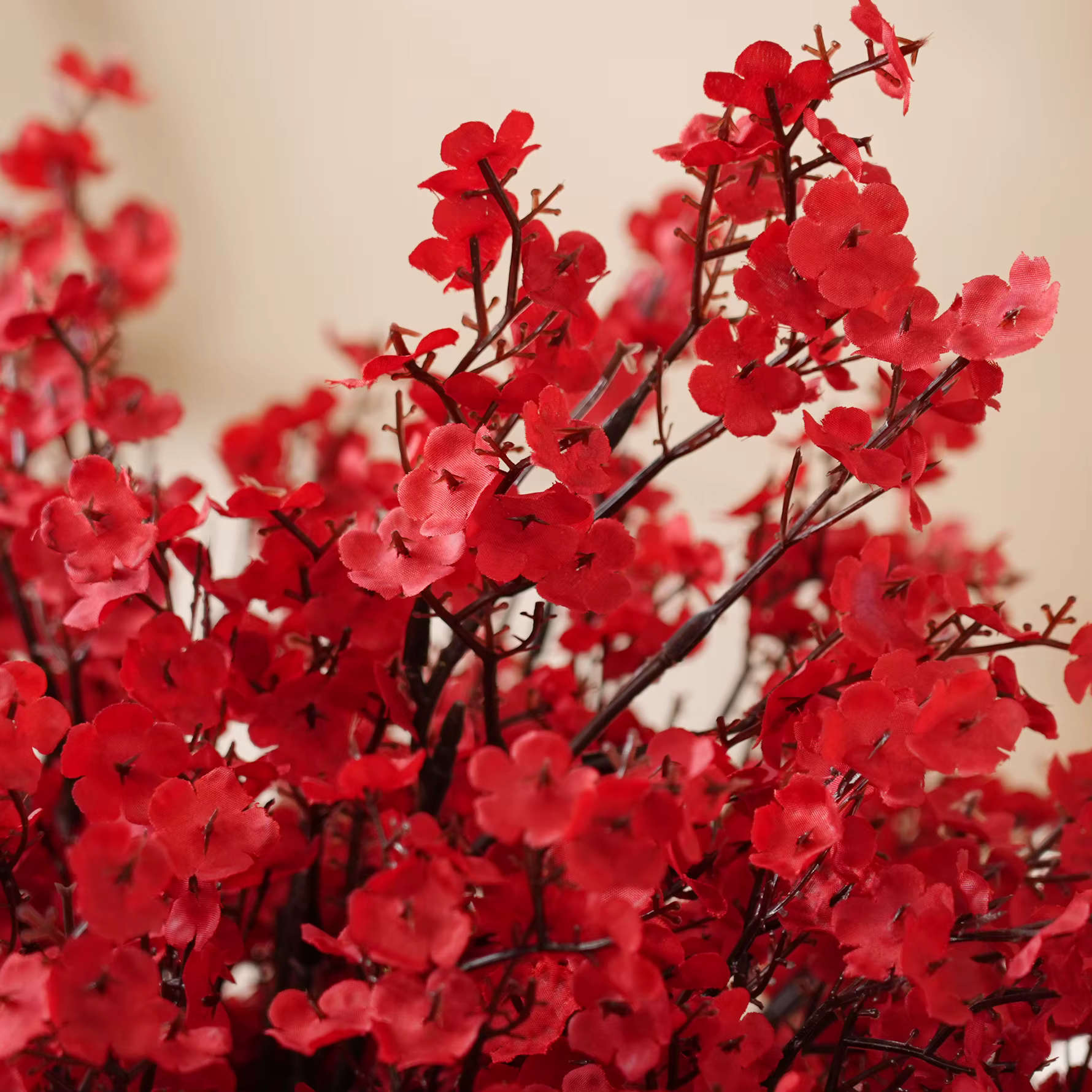 Branche de fleurs de gypsophile rouge romantique pour la décoration de table à la maison