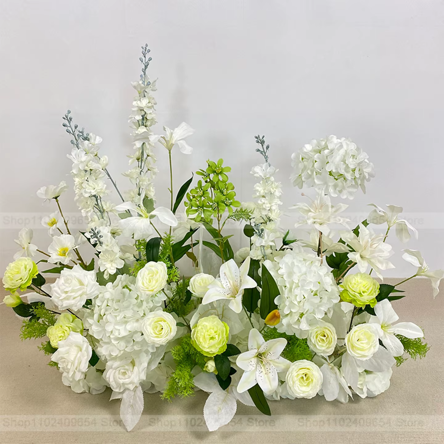 Composition florale au sol de roses blanches
