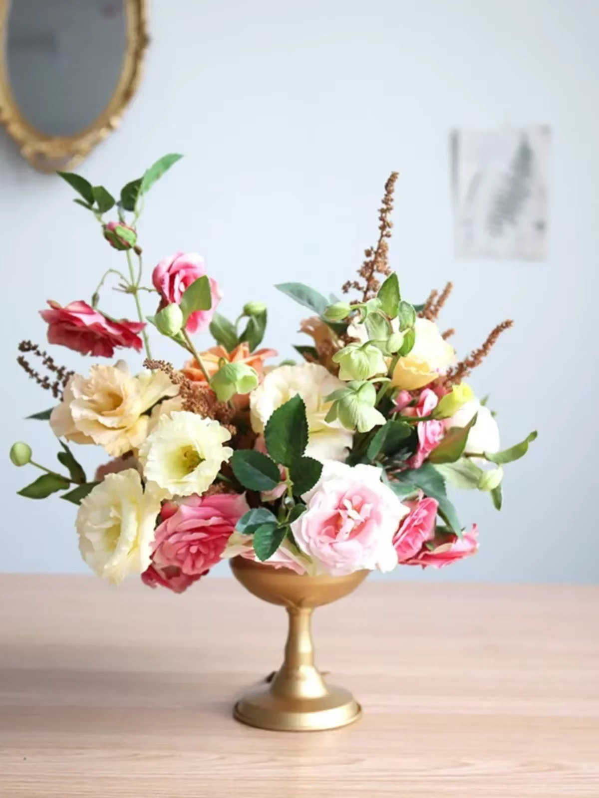 Vase décoratif en fer doré