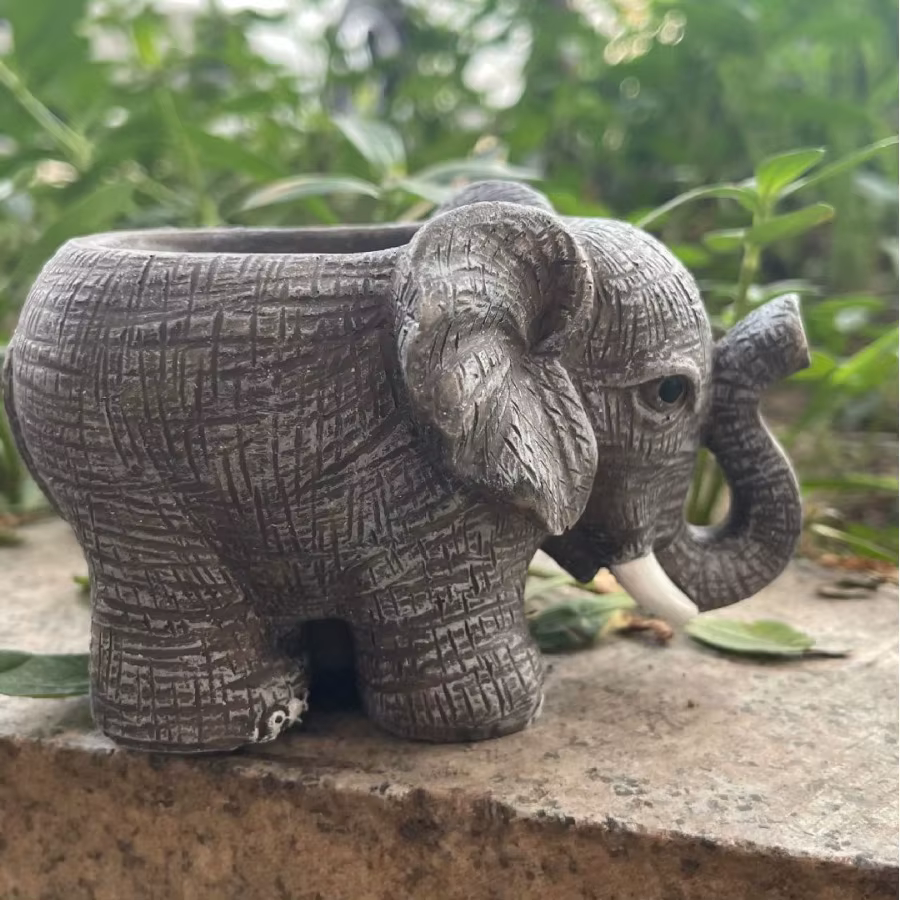 Jolie jardinière en résine en forme d'éléphant