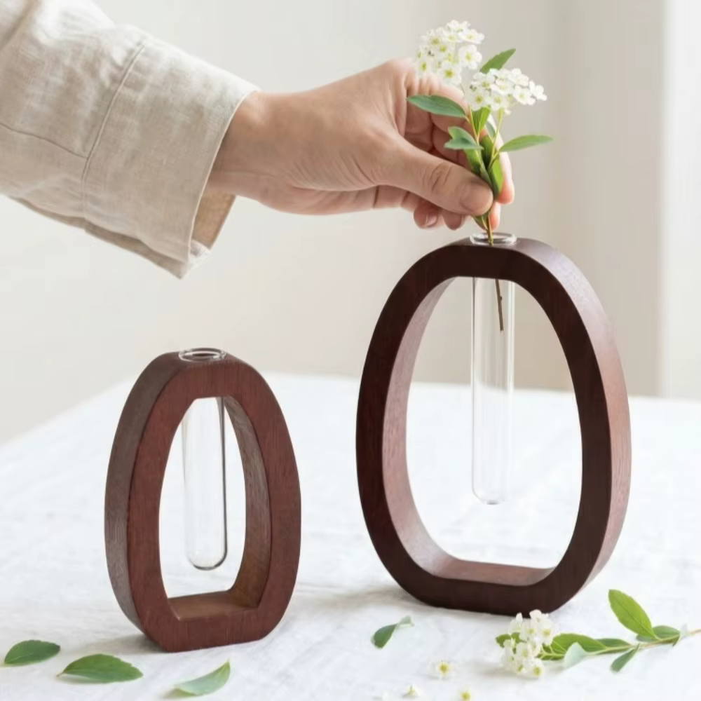 Petit vase en bois simple