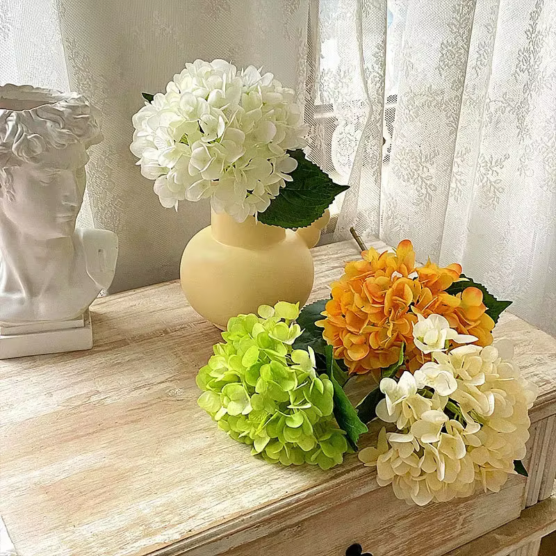 Fleur d'hortensia artificielle avec une touche de colle