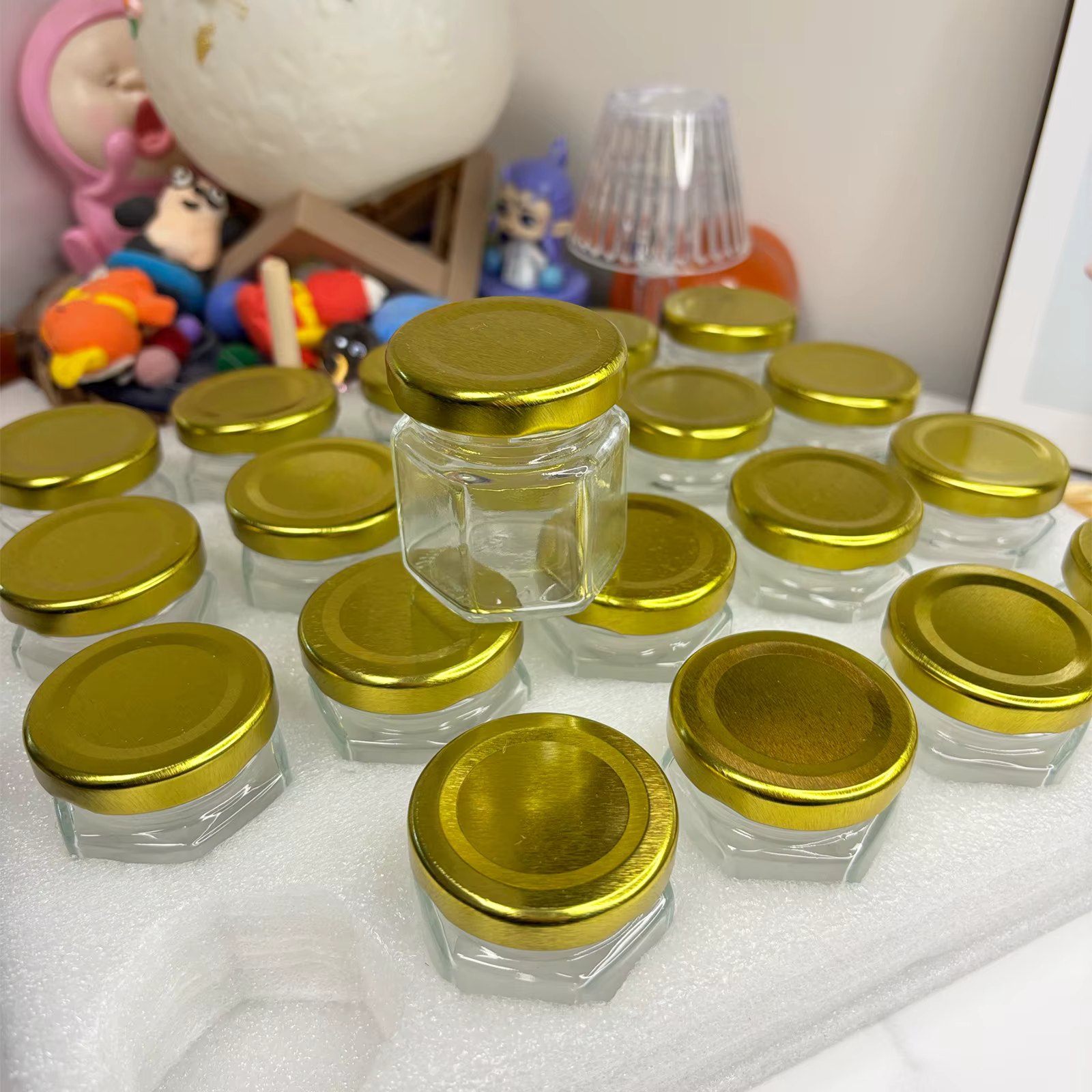 Mini ensemble de pots à miel hexagonaux en verre de 1,5 oz, avec cuillère à miel en bois, breloque abeille, ficelle de jute et toile de jute, réutilisable, cadeau pour mariage ou baby shower