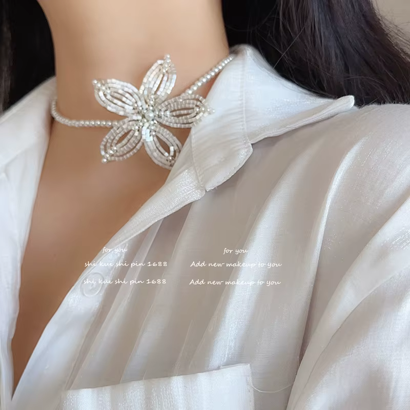 Ensemble de boucles d'oreilles et collier de perles à grandes fleurs faites à la main pour femmes