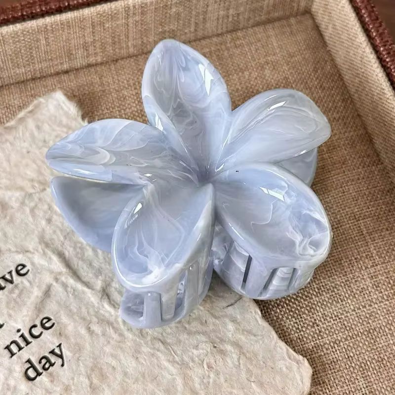 Frangipani frais et doux oeuf fleur arrière de la tête disque cheveux requin pince