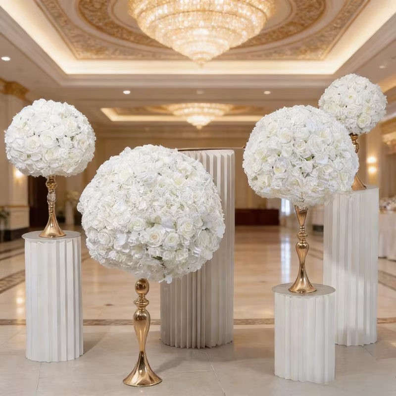 Nouvelles boules de fleurs de rêve ivoire exude le luxe dans les fenêtres d'exposition transformetent des tables de mariage en paramètres de banquet haut de gamme