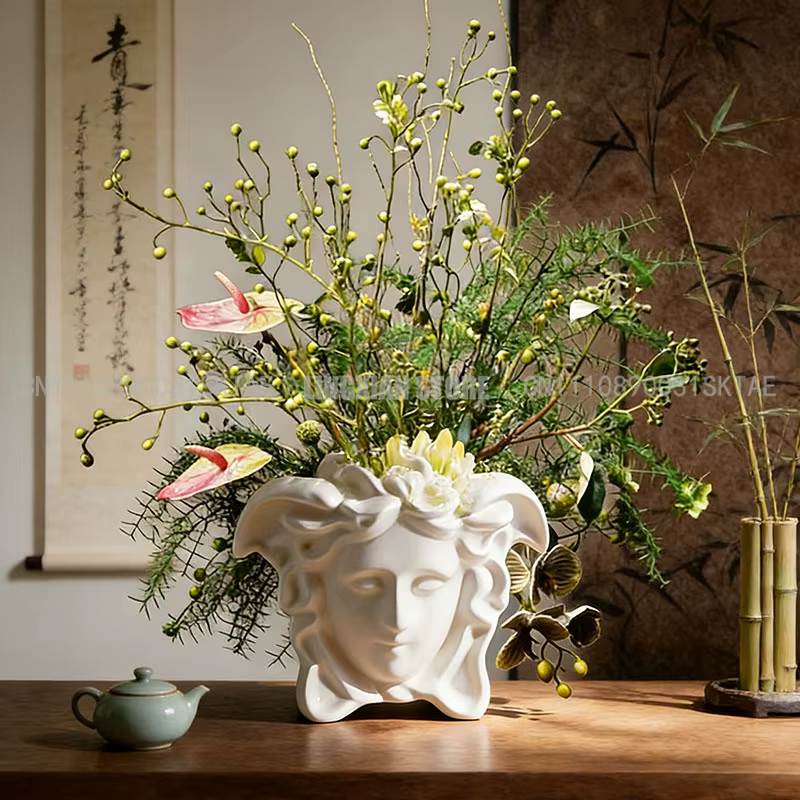 Pot de fleurs de style grec pour l'insertion