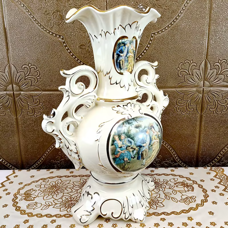 Grand vase européen en céramique dorée