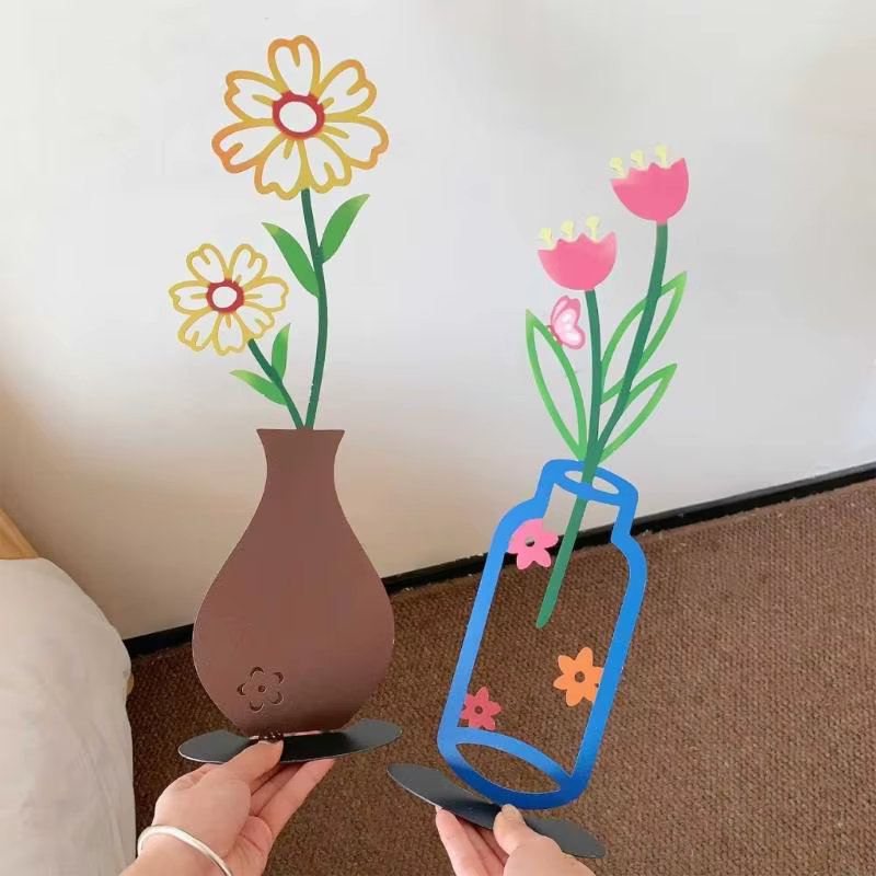 Vase à fleurs en métal