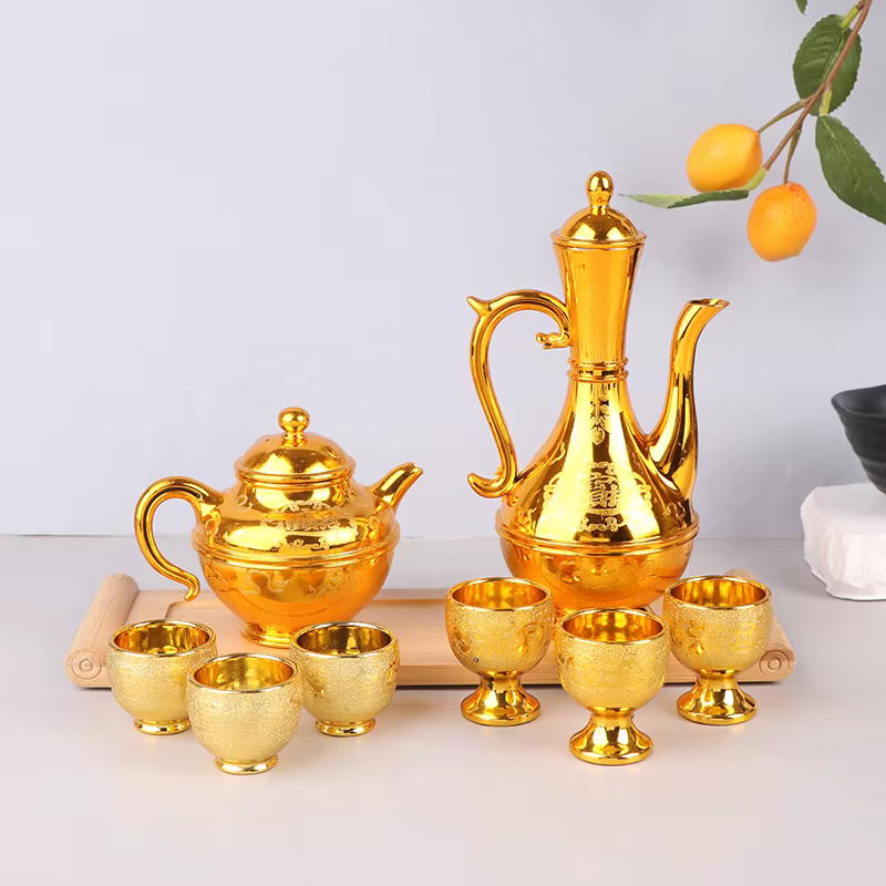 Bouilloire à vin rétro chinoise, ensemble de cafetière, verres à vin, pichet, théière exquise, théière dorée, tasses d'offre de temple classiques pour la maison