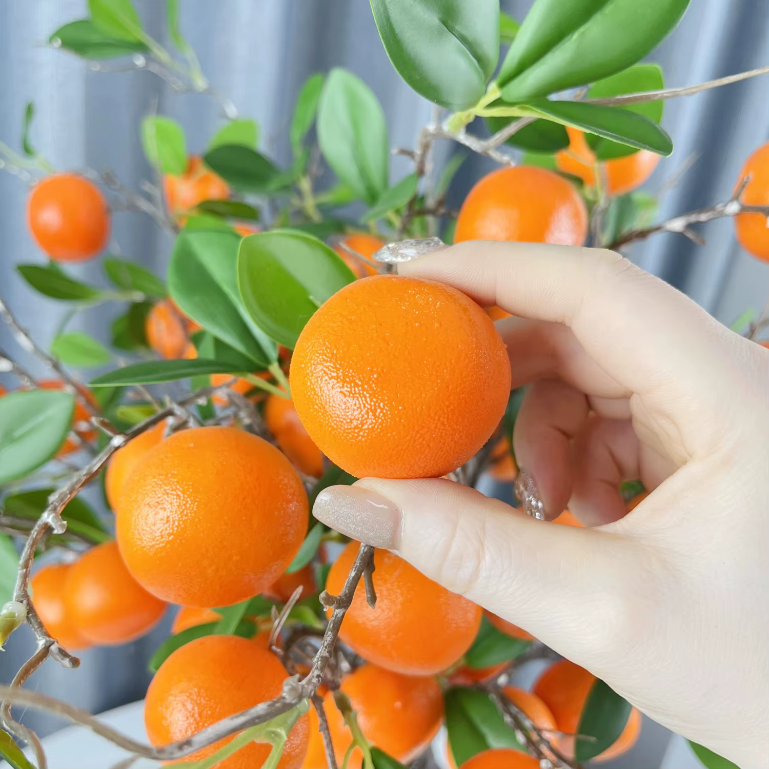 1 arbre à oranges artificiel contenant 6 oranges factices