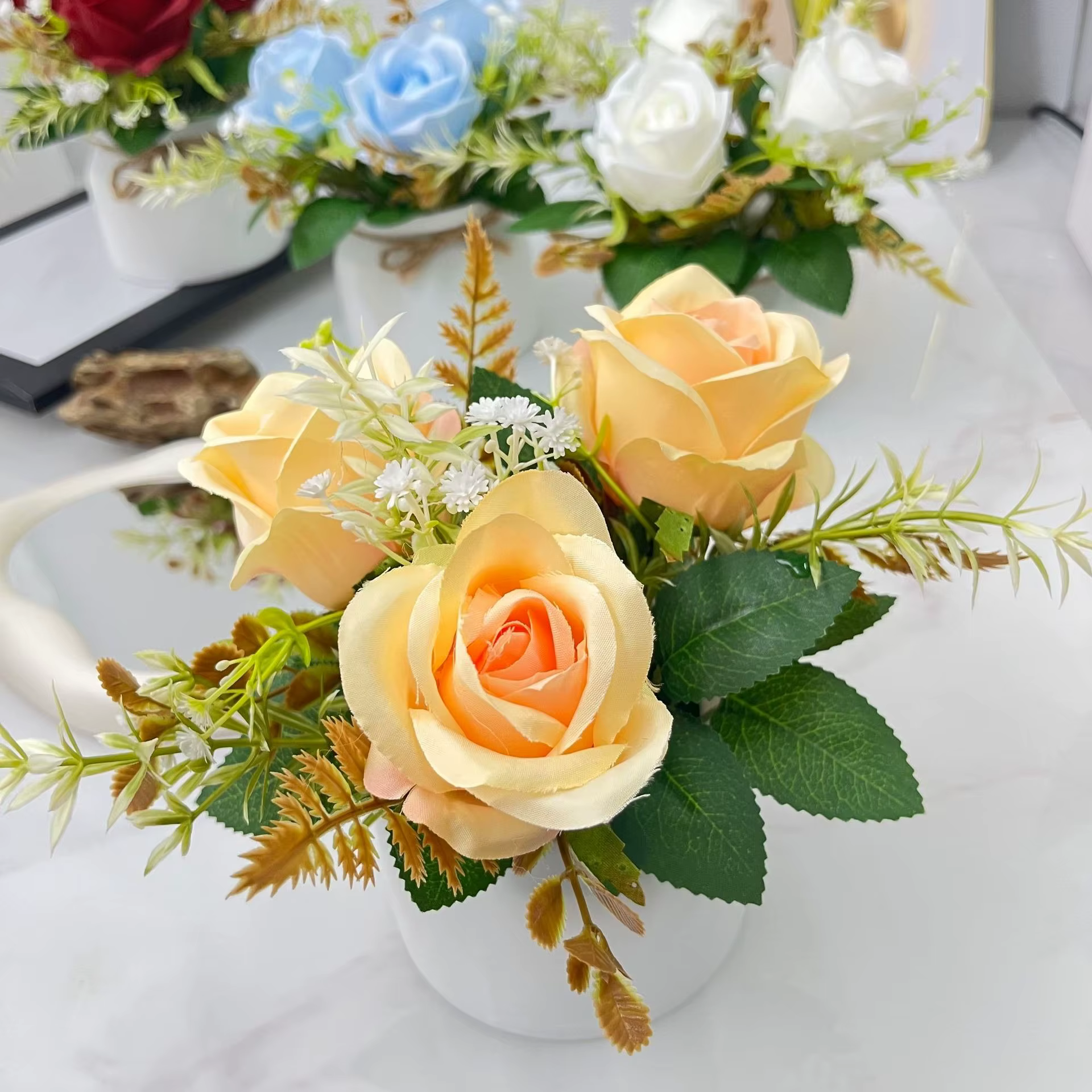 3 roses artificielles, plantes en pot