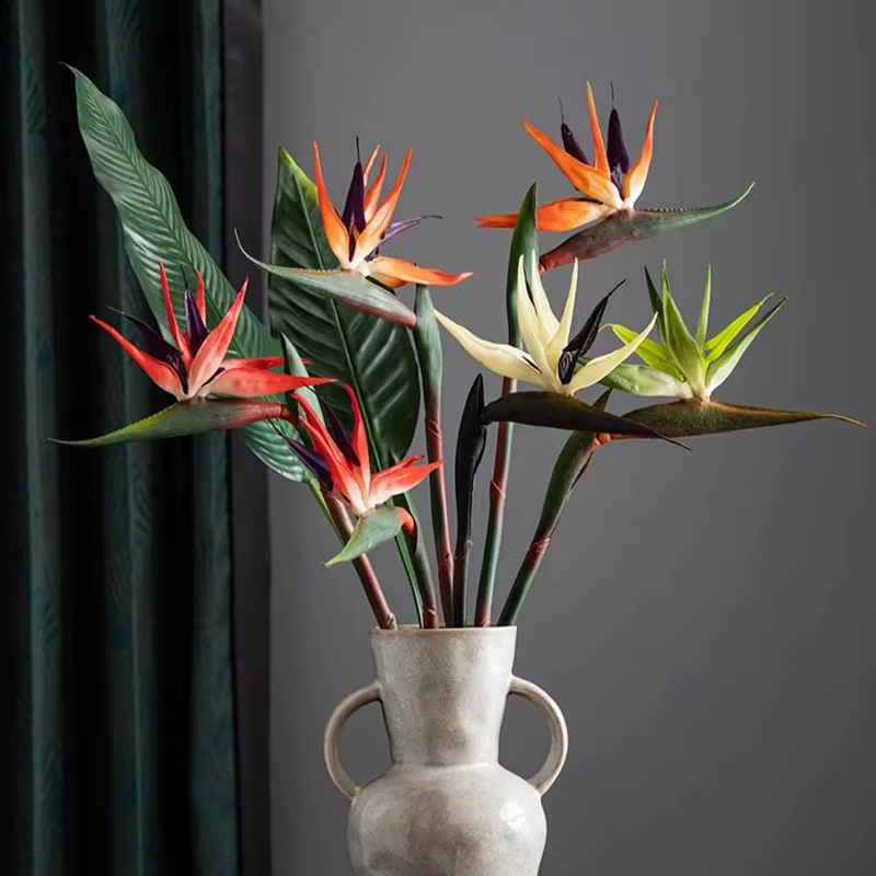 Les feuilles de bananier artificielles et les oiseaux du paradis conviennent aux décorations de maison