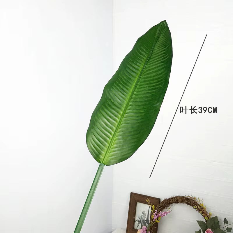 Les feuilles de bananier artificielles et les oiseaux du paradis conviennent aux décorations de maison