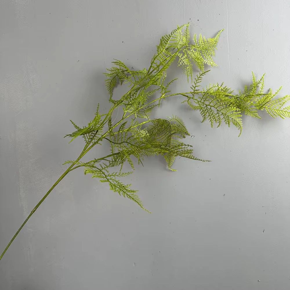 Grandes branches de plantes artificielles en fougère