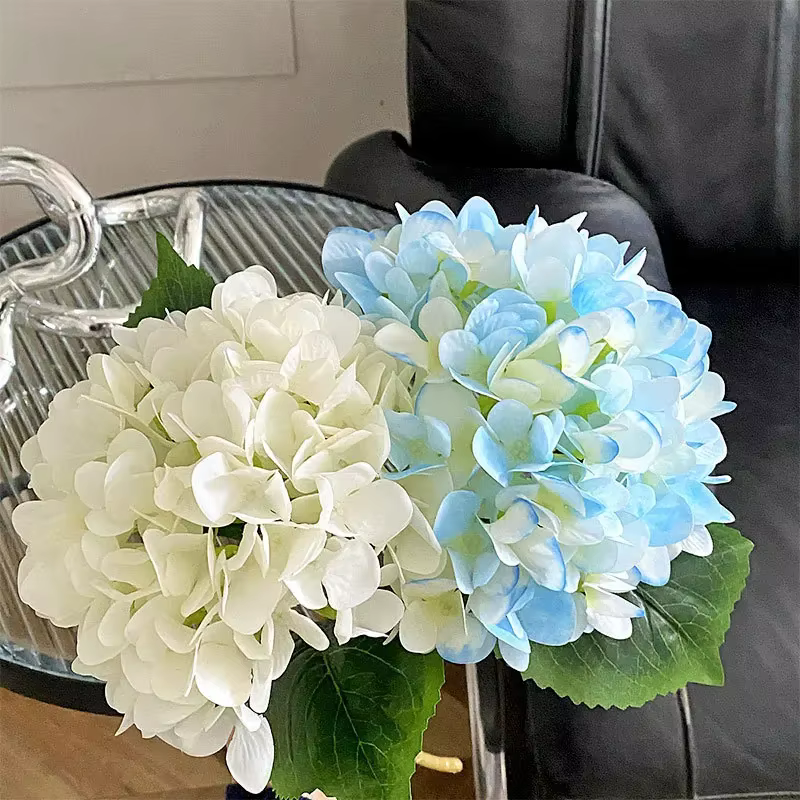 Fleur d'hortensia artificielle avec une touche de colle