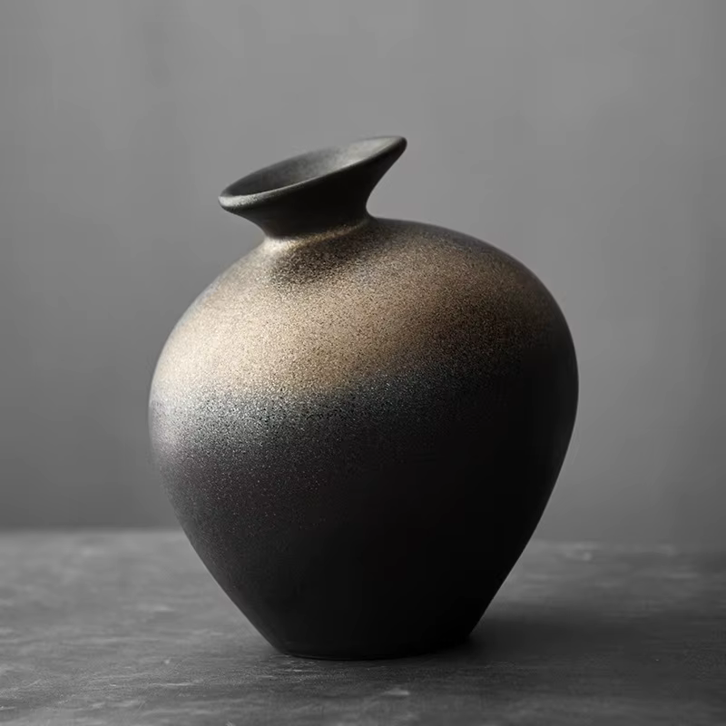 Vase en terre cuite noir